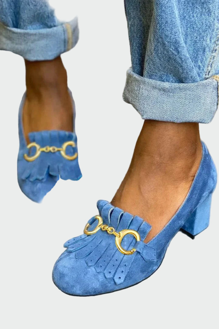 Shoes with fringe details and golden buckle