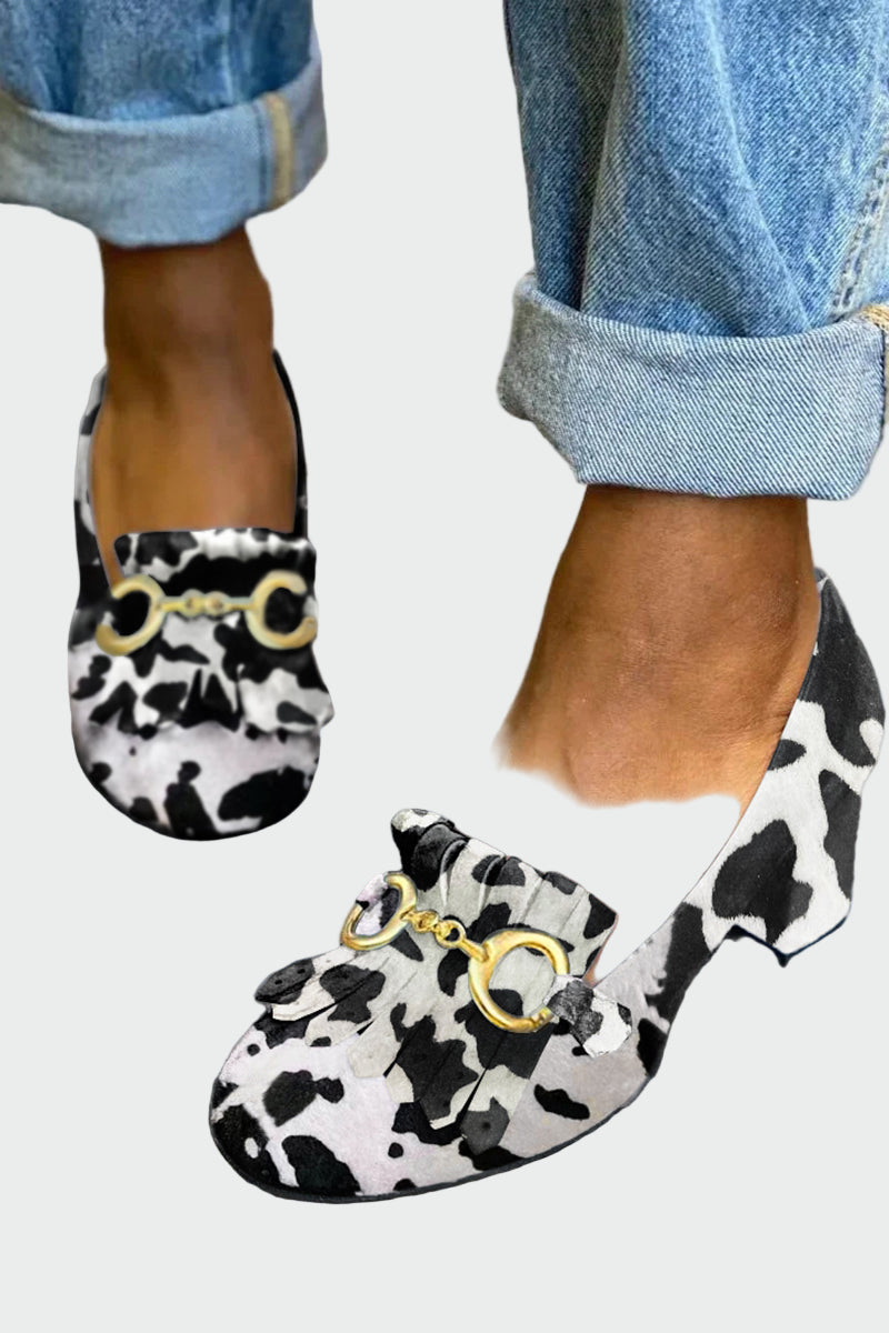 Shoes with fringe details and golden buckle